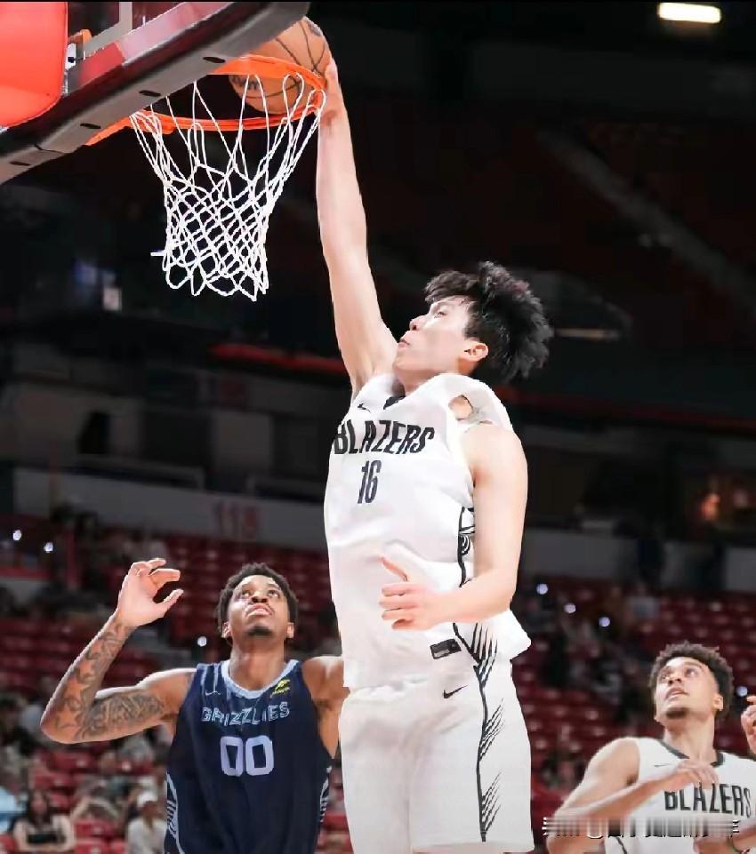 杨瀚森的虚夸泡沫彻底灭了，刚刚起步，就想鱼和熊掌兼得，那可能吗？天赋，天赋异禀了