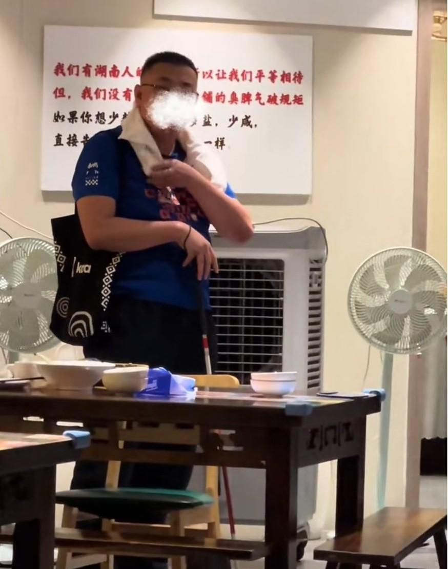 4月13日，深圳。网友发视频吐槽:饭店内，一男子自称盲人，拄着个拐杖，要求服务员