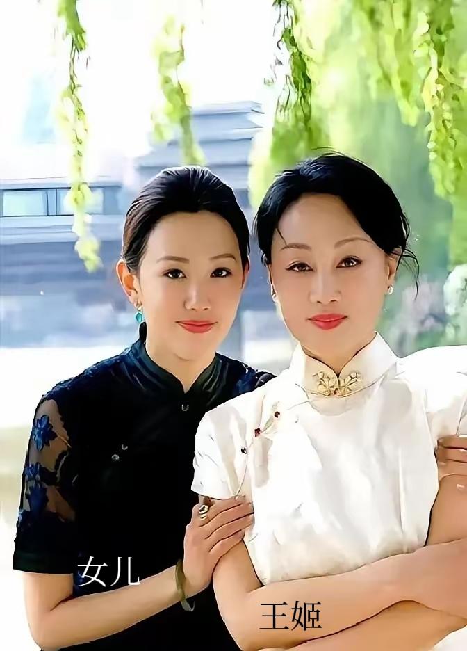 女儿挽着母亲的胳膊，亲密的互动让人羡慕。这母女俩宛如情同姐妹。母女相处方式
