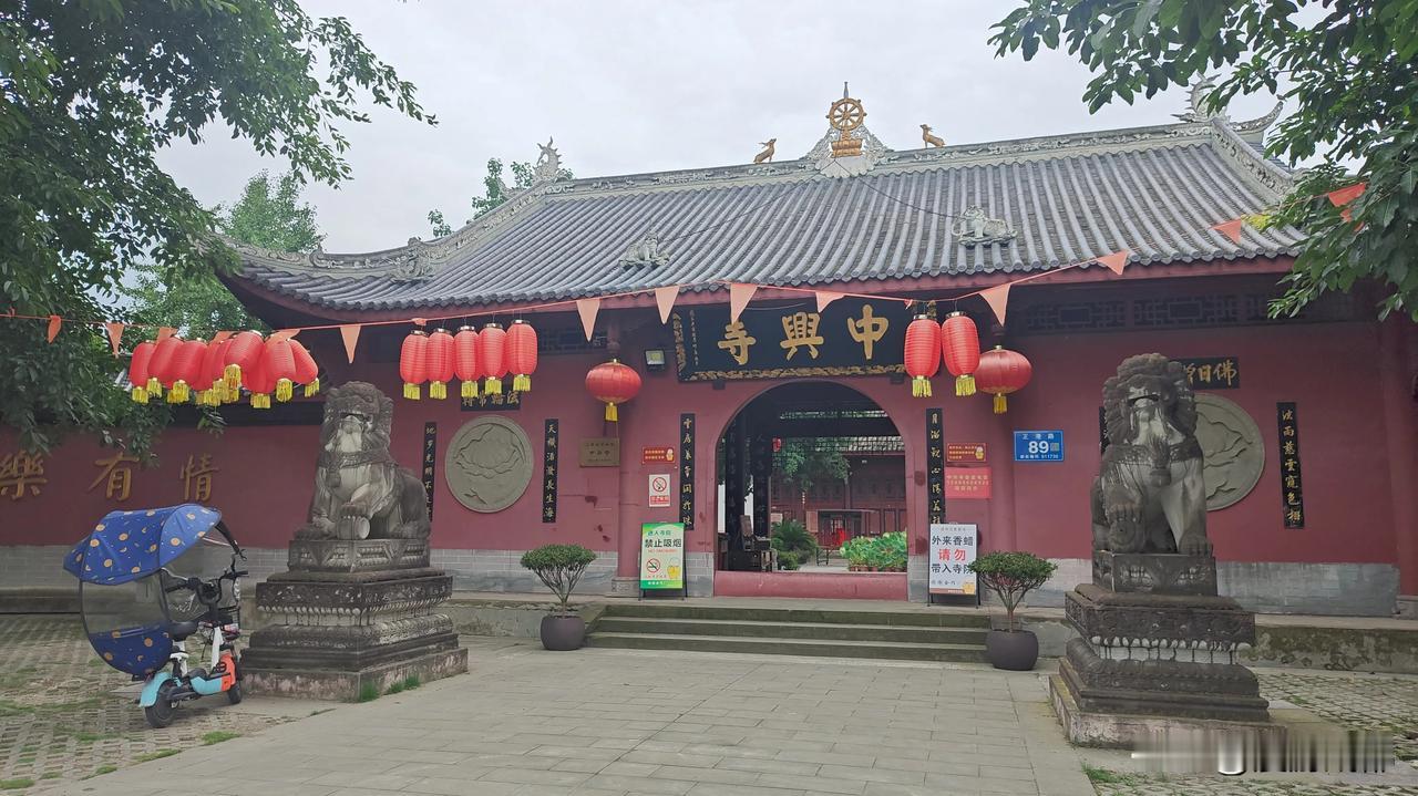 成都郫都区中兴寺，寺庙不大，但很清净，观音像也很震撼，离的近的推荐去看看，免费的