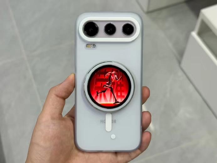说实话，荣耀600系列那个磁吸副屏我用过——399块，能自拍预览能补光，概念挺好
