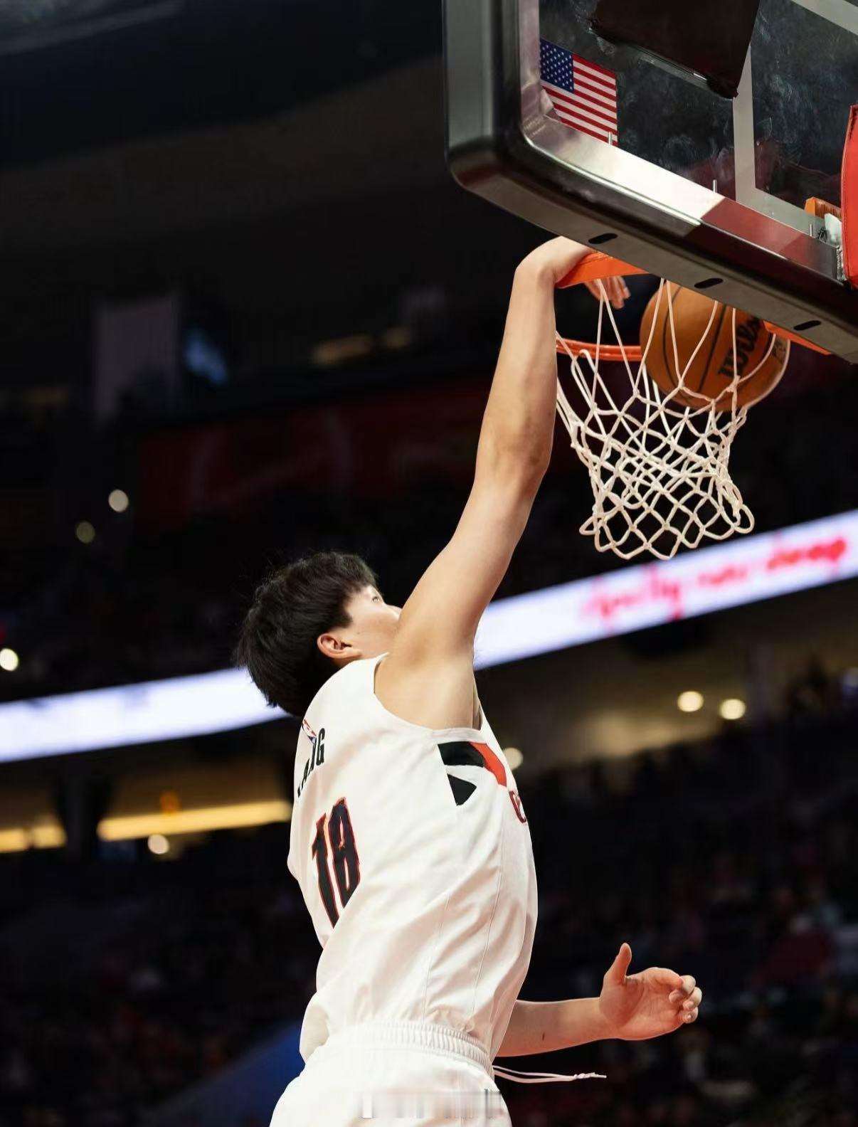 杨瀚森14分17板2助2帽G联赛杨瀚森创篮板生涯新高！率队双杀俄克拉荷马城蓝队豪