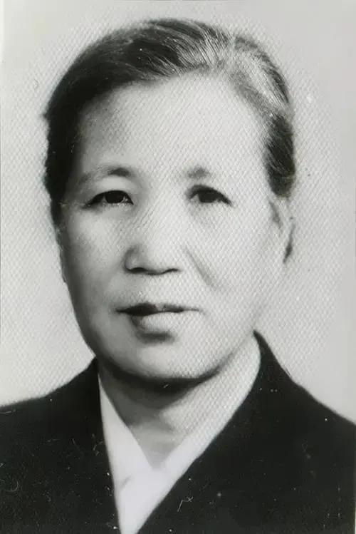 1929年，丁惟尊叛变，与叛徒王复元商议要去高密抓地下党，妻子傅玉真大惊，当即向