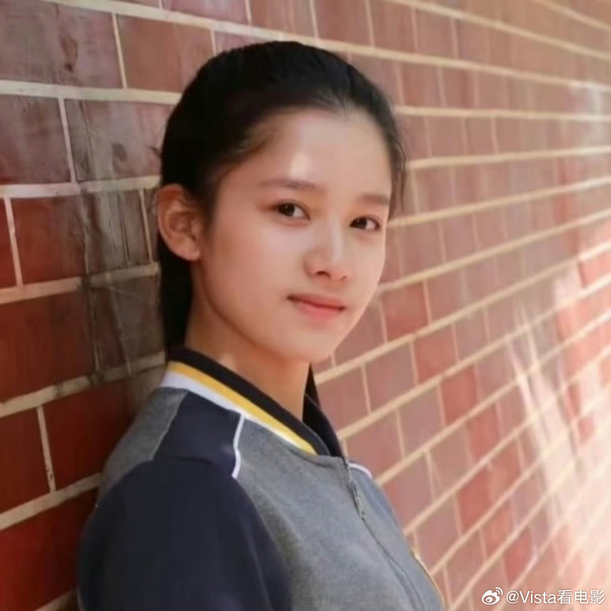 每次看到张婧仪都得感叹一句“头骨长得真好”张婧仪高中已经有星味儿了 ​​​