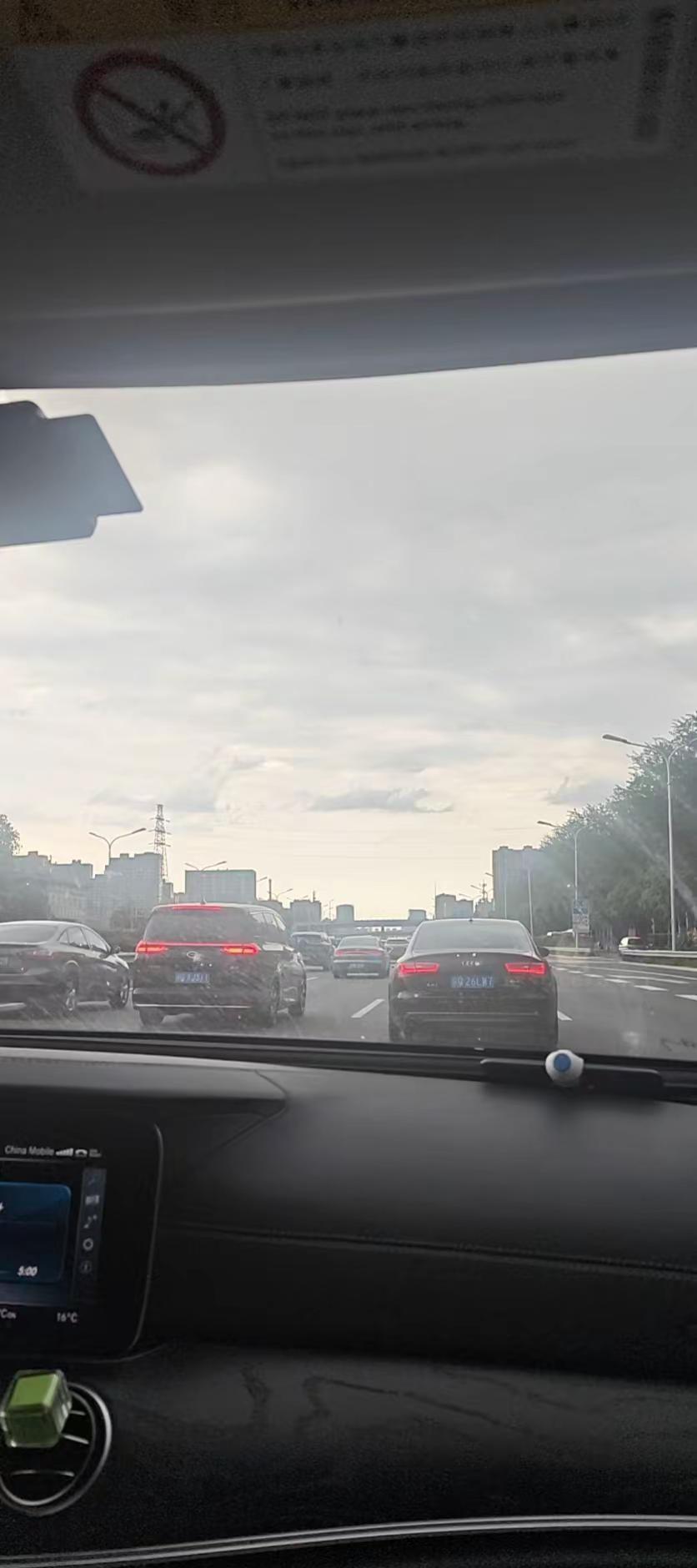 北京雷阵雨来啦！这边是多云但是天还是亮的，临近北京欢乐谷边上的四环，但南面乌云压