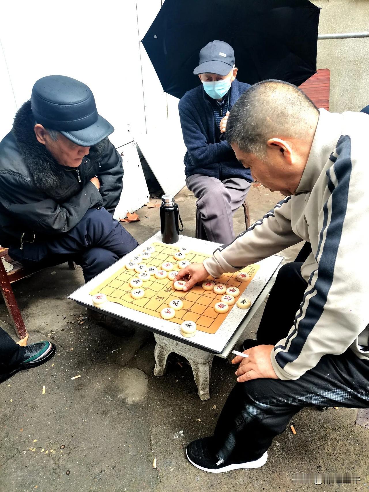 老友相聚，棋局对弈，岁月静好。事事如棋局局行 闲静对弈 不晚观棋