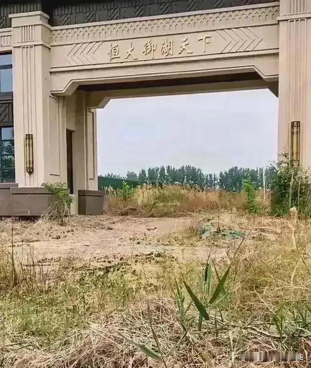 这个小区大门应该是世界上最贵的。