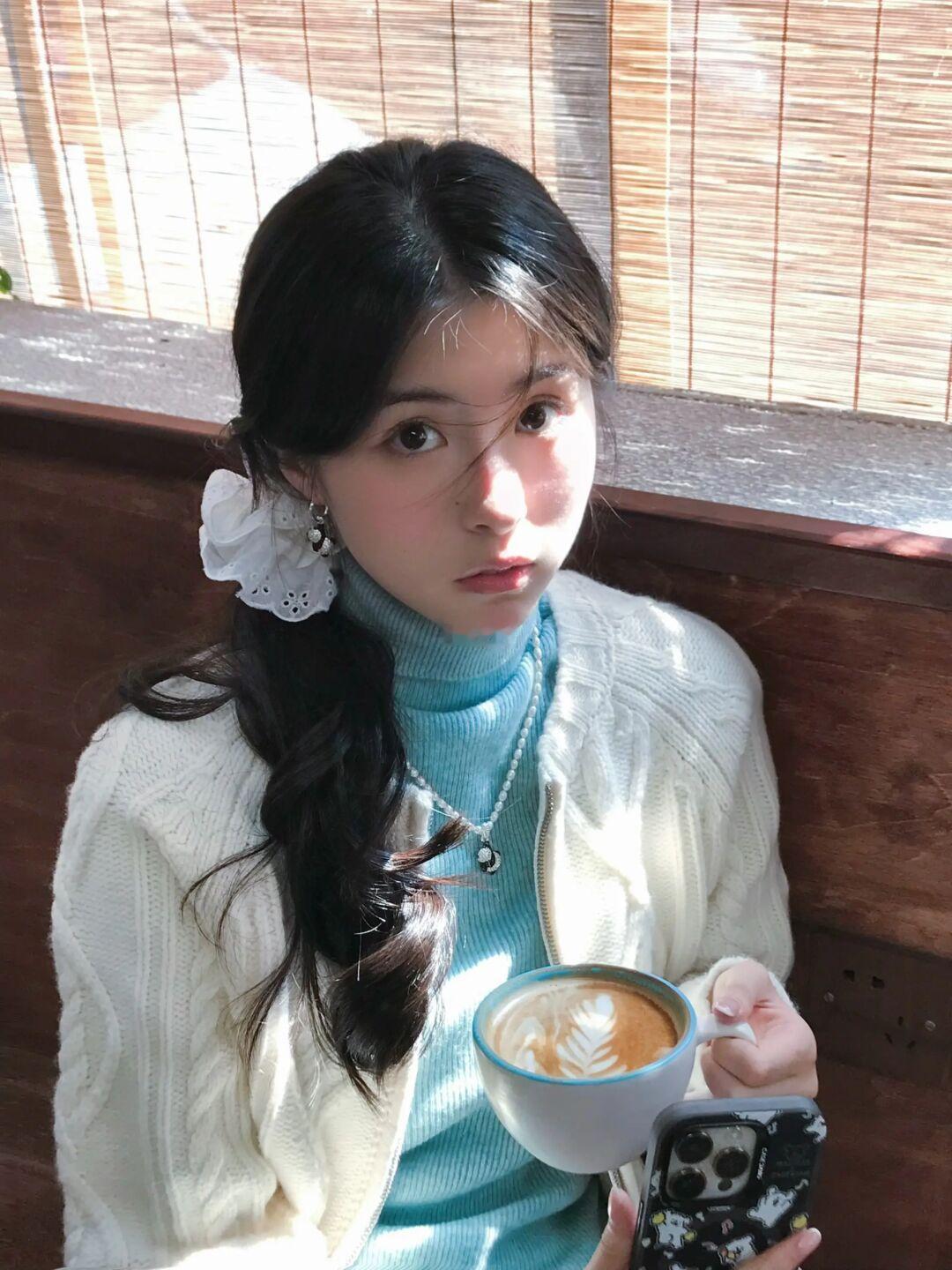 光刚好落在脸上👀☕️