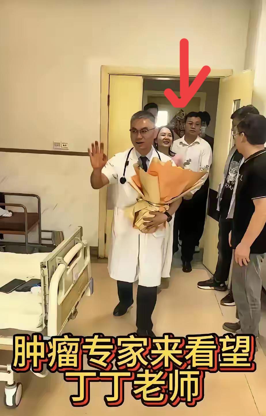 每次亮出来的肚子不一样真可以参加百变大咖秀了，而且明显是套上去的，真实的肚子是大