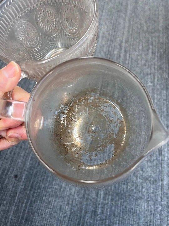 杯子擦出橘红色 沙雷氏菌水杯擦拭出现橘红色痕迹，大多是滋生了沙雷氏菌，长期潮湿积