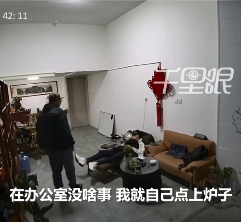 办公室里除了办公，还能干啥？答案是千奇百怪。看这位，却是在办公室里烤地瓜。
前不