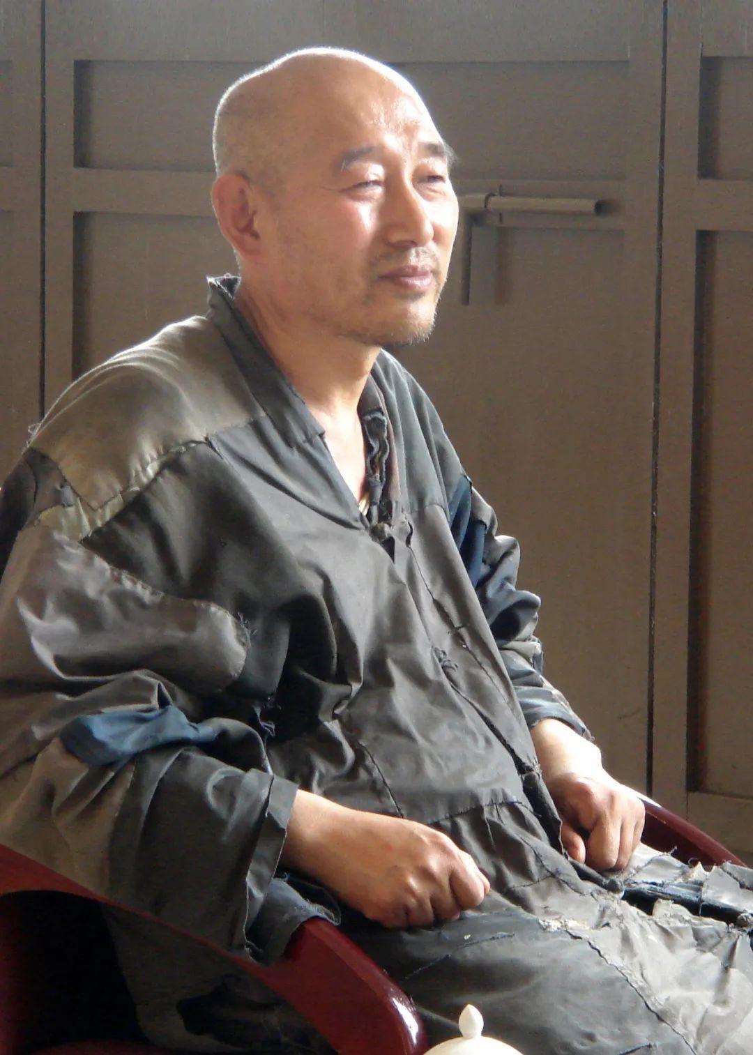 看看海城大悲寺妙祥法师和嵩山少林寺释永信方丈，虽然都是和尚，行为方式有什么差别。