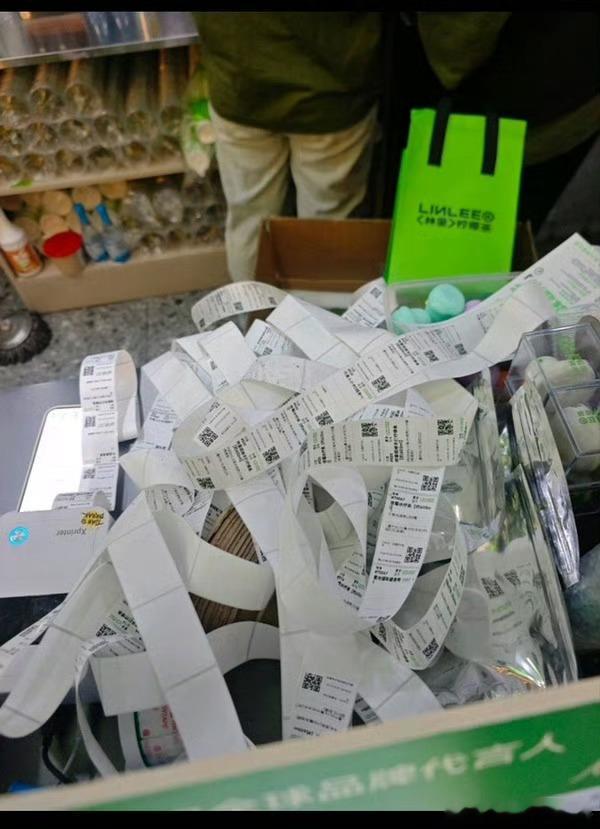 蔡徐坤真实顶流吧，今天官宣林里，店员辛苦了， 选了个地点最小众的门店也是大爆单。