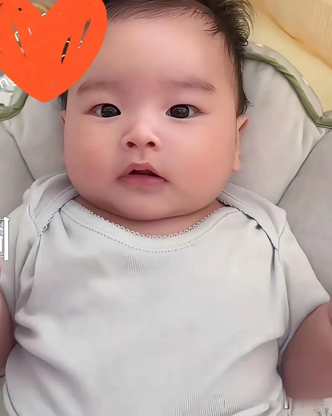 太神奇了！汪小菲小儿子完全避开父母长相，完美隔代遗传张兰。
 
端午假期马筱梅晒