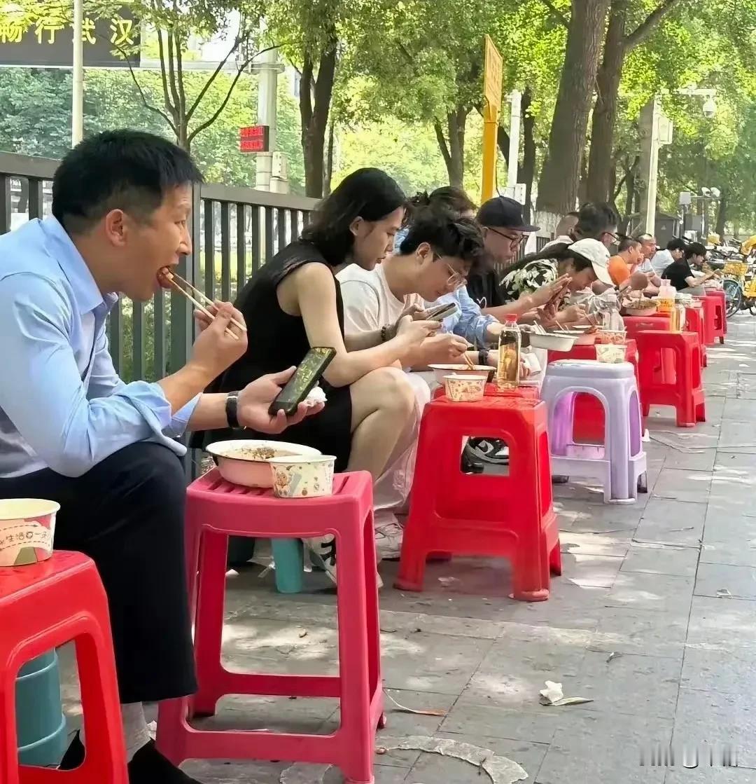 这书哪里的吃法！
好喜欢，对于社恐来说的我。