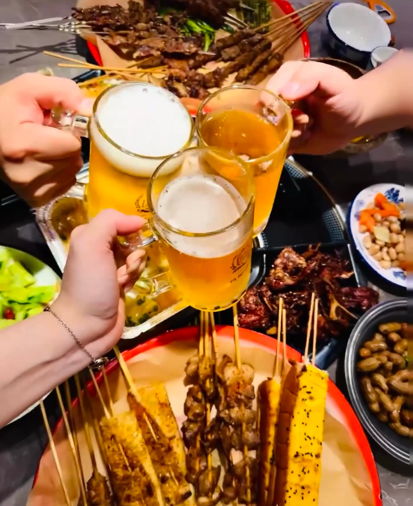 “一生大笑能几回，斗酒相逢须醉倒。”难得遇上交心知己，只管抛开所有烦心事尽情欢聚