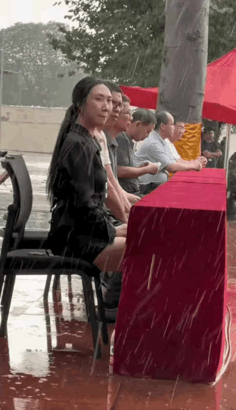 【淋雨搞活动】特殊天气条件下的活动，校领导和学生一起回教室不是很好吗？老师们或许