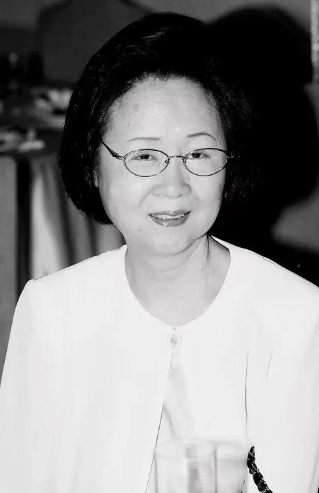 台湾，知名作家琼瑶在家中轻生身亡，救护人员赶到现场，发现已无呼吸心跳，所留遗书内