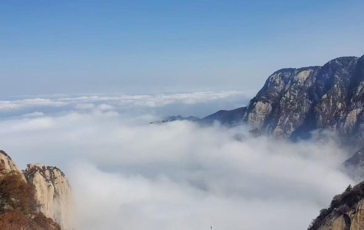 当一个人不可冒犯，不可诱惑和不可动摇之时，他身上就具有了某种迷人的东西。
——汉