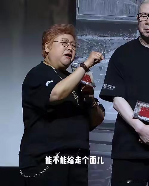 假烟
假酒
假保健品
假奶粉
现在“韩大善人”
又为我们
独家“定制”
“假慈善