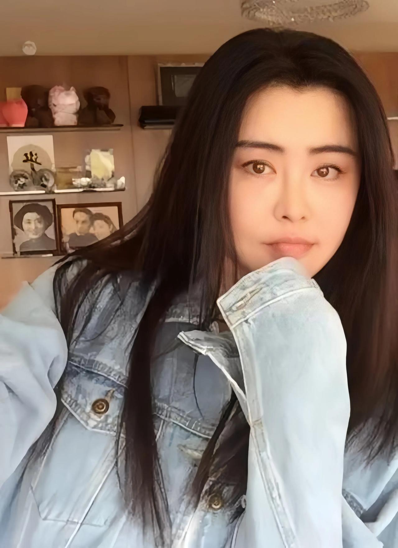老照片: 王祖贤的牛仔外套，她的时尚感还是很强的。

不同款式的牛仔外套却展示出
