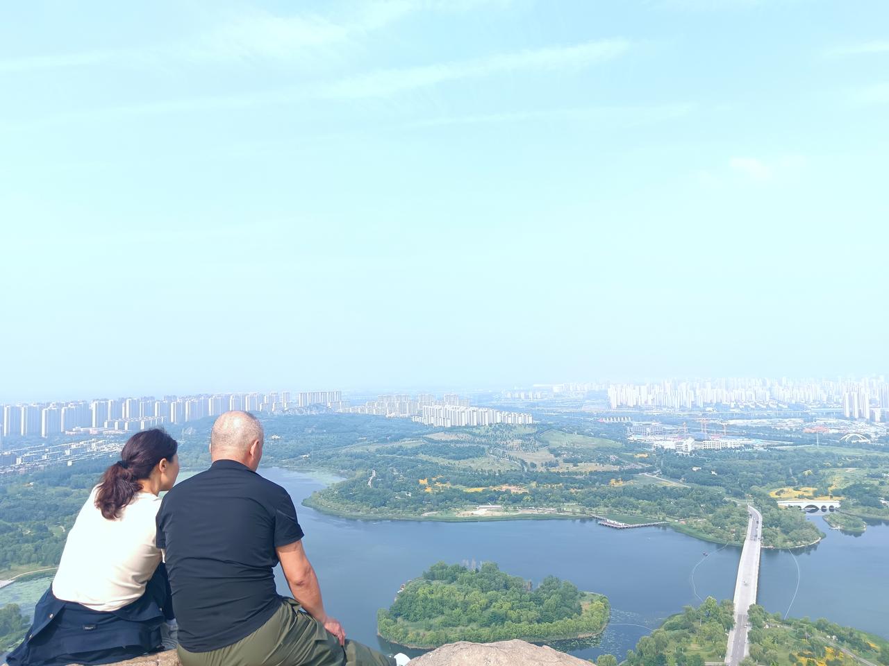 山河尽是好风光，何须寻趣赴远方。
湖清草茂林栖鸟，浅夏安然岁月长。