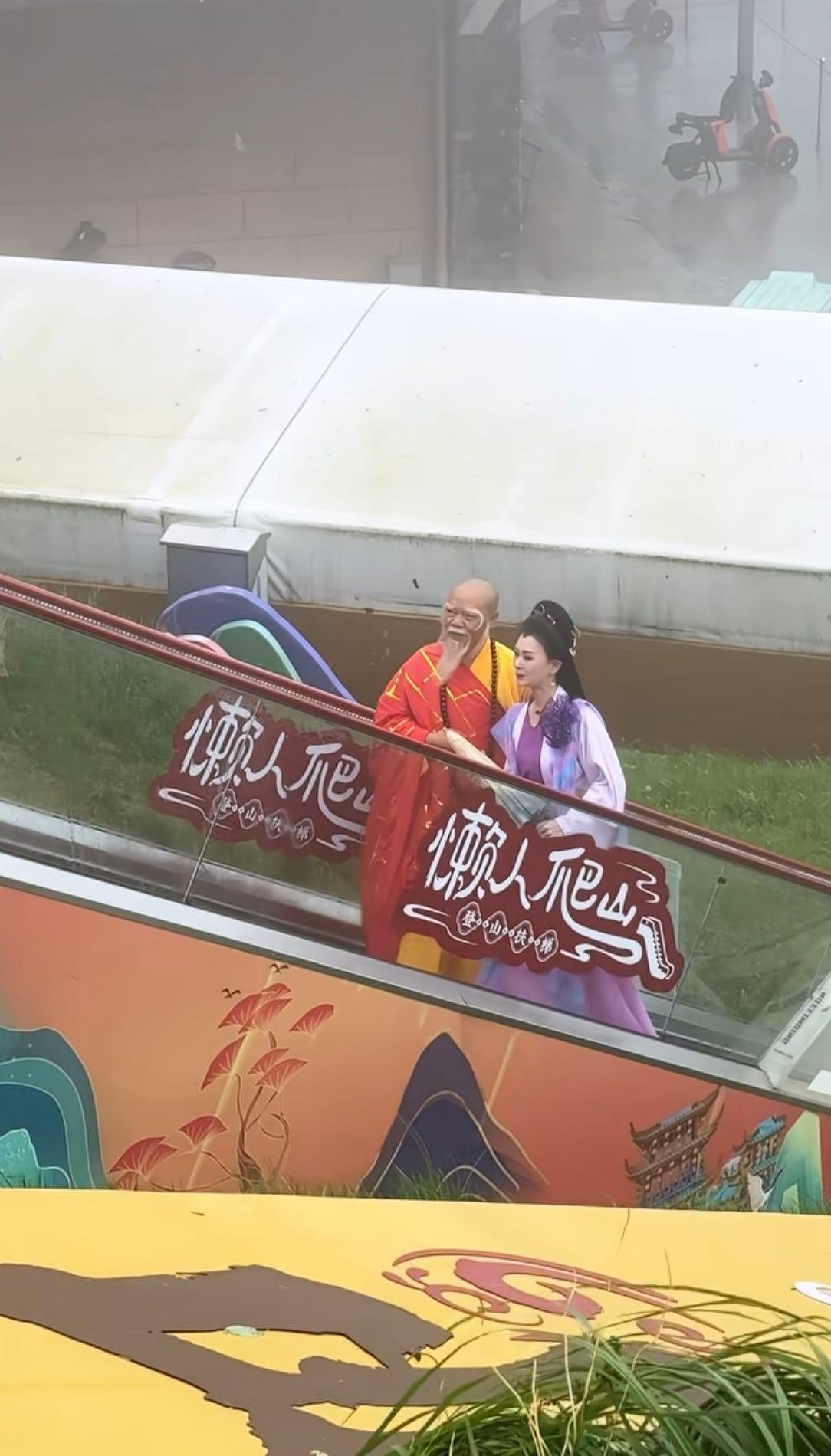 法海和白娘子居然成双成对的公然进出，真是为了博人眼球什么剧情都想的出来！
