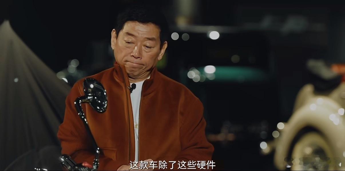 魏建军的车迷属性藏不住了从骑幸福摩托巡村的少年，到打造收藏级灵魂摩托的掌舵人，魏