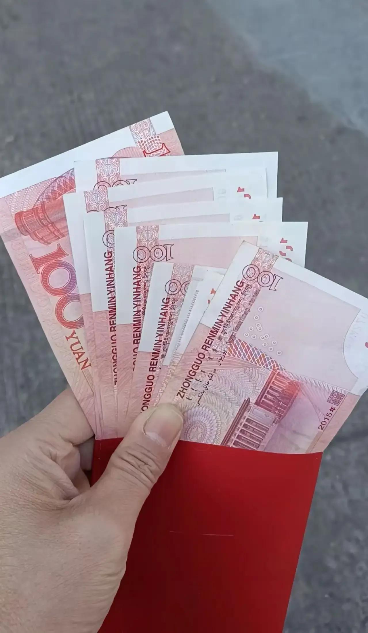 孙子过生日，大妈咬牙包了1000元红包，可儿媳的一个举动，让大妈当场愣住——网友