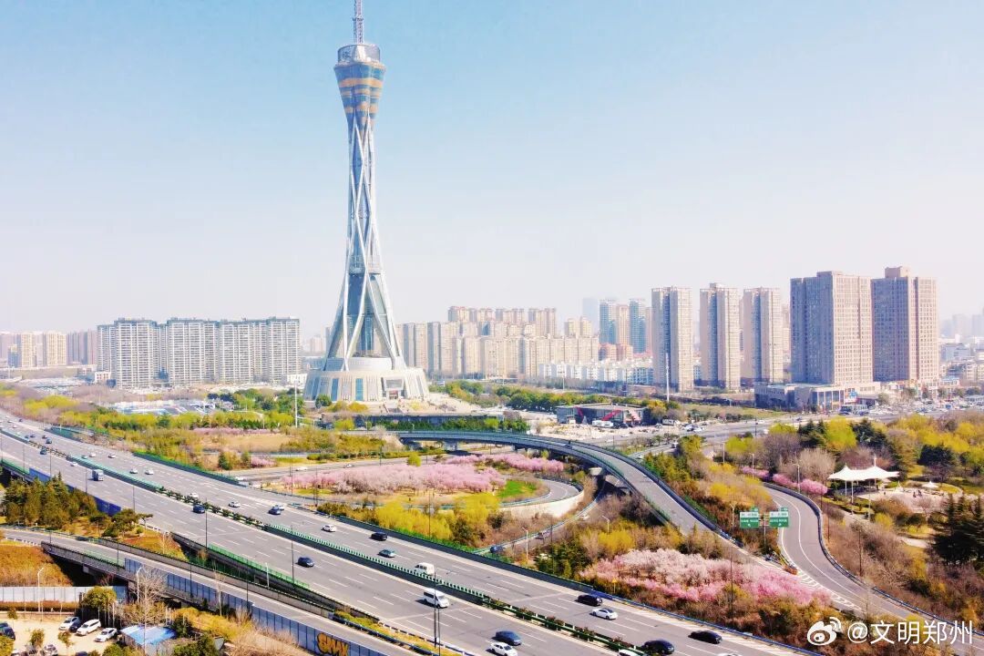 【花期正盛！在郑州赴一场春日浪漫之约】春风轻捻，吹醒了郑州的春日。中原福塔也被漫