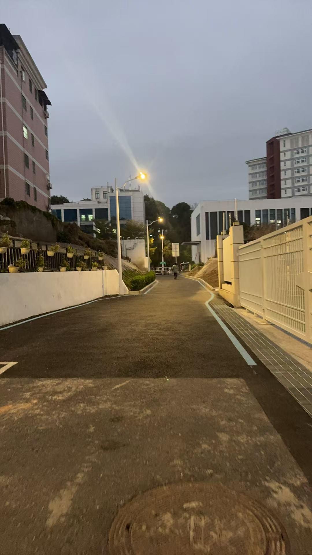 “你虐我千百遍，我对你如初恋。”
每日跑任务成交客户和从投资人拿钱，
就是硬找而