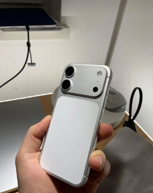 iPhone18标准版外观曝光标准版的外观设计确实也要有些变化了，从iPhone