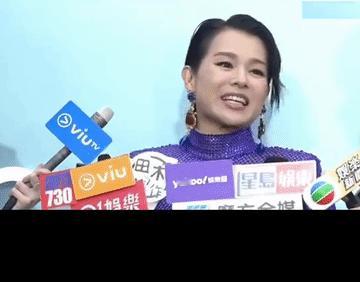 胡杏儿强颜欢笑，也藏不住眼眶里闪烁的泪光！估计她说的话她自己都不会信！胡杏儿居然