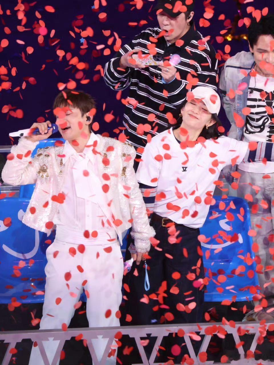 张杰拉着谢娜的手唱这就是爱张杰谢娜演唱会牵手 一牵手一合唱，简单的互动却满是爱意