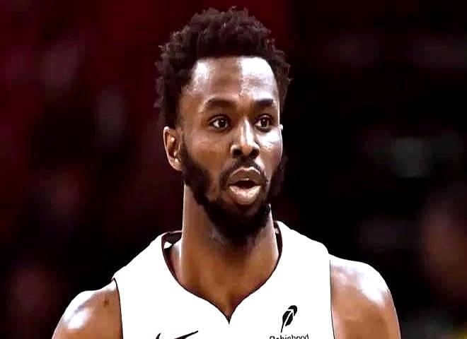 阿隆·维金斯，55号秀，差点打不上球的边角料。
 

双向合同那会儿，他天天背着