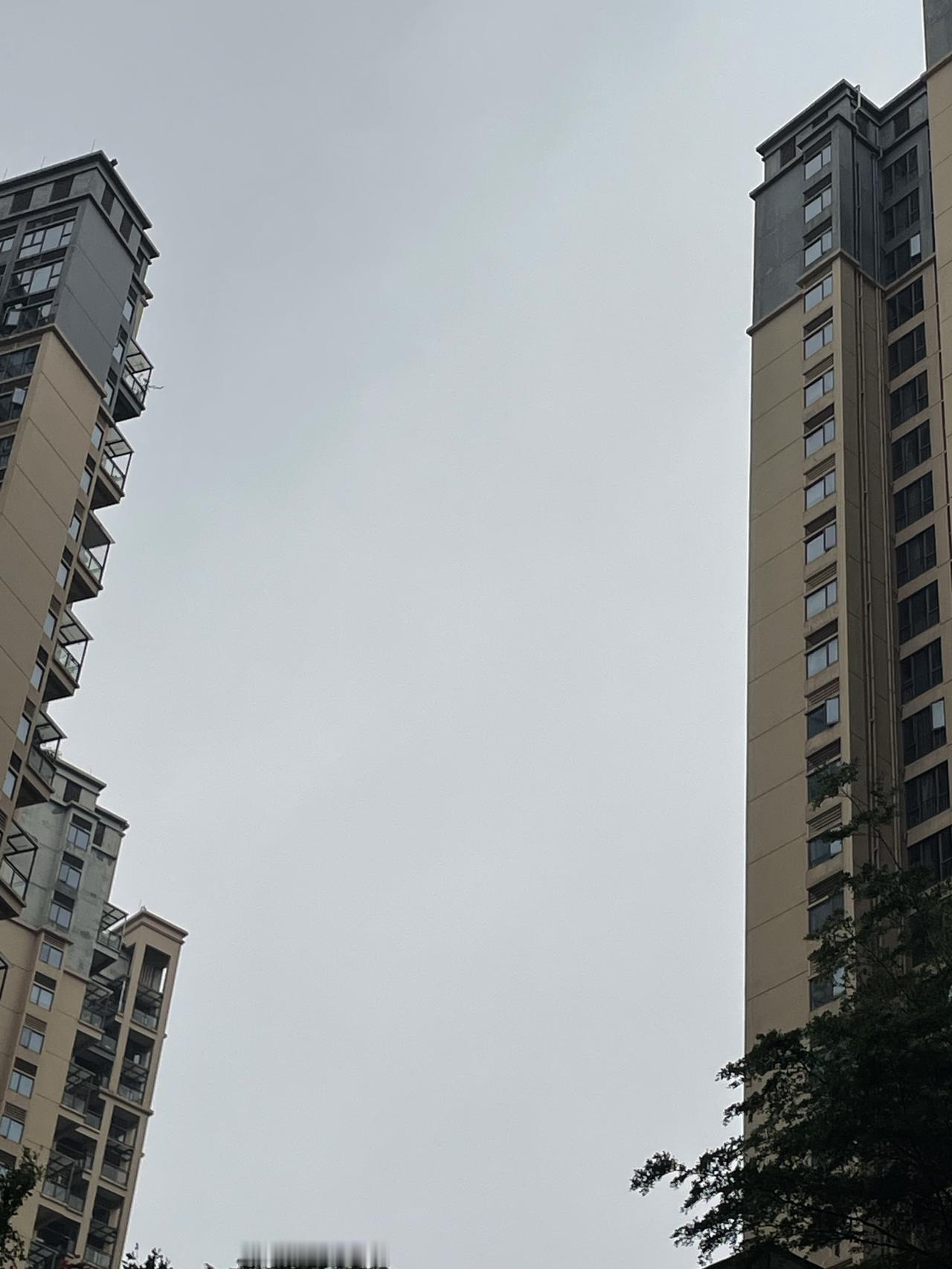 印象中春节之后第一场这么大的雨，下午还要降温到23度，清明节都过了，北方还有冷空