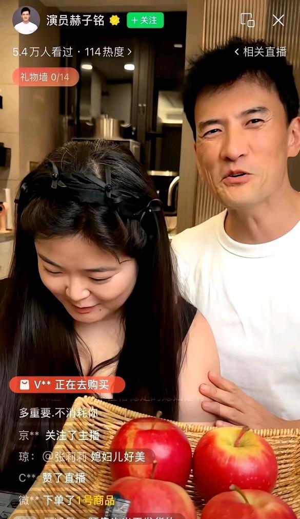 刷到了何洁前夫~赫子铭陪现任老婆在直播。

实话实说，这女人的颜值、身材，放人群