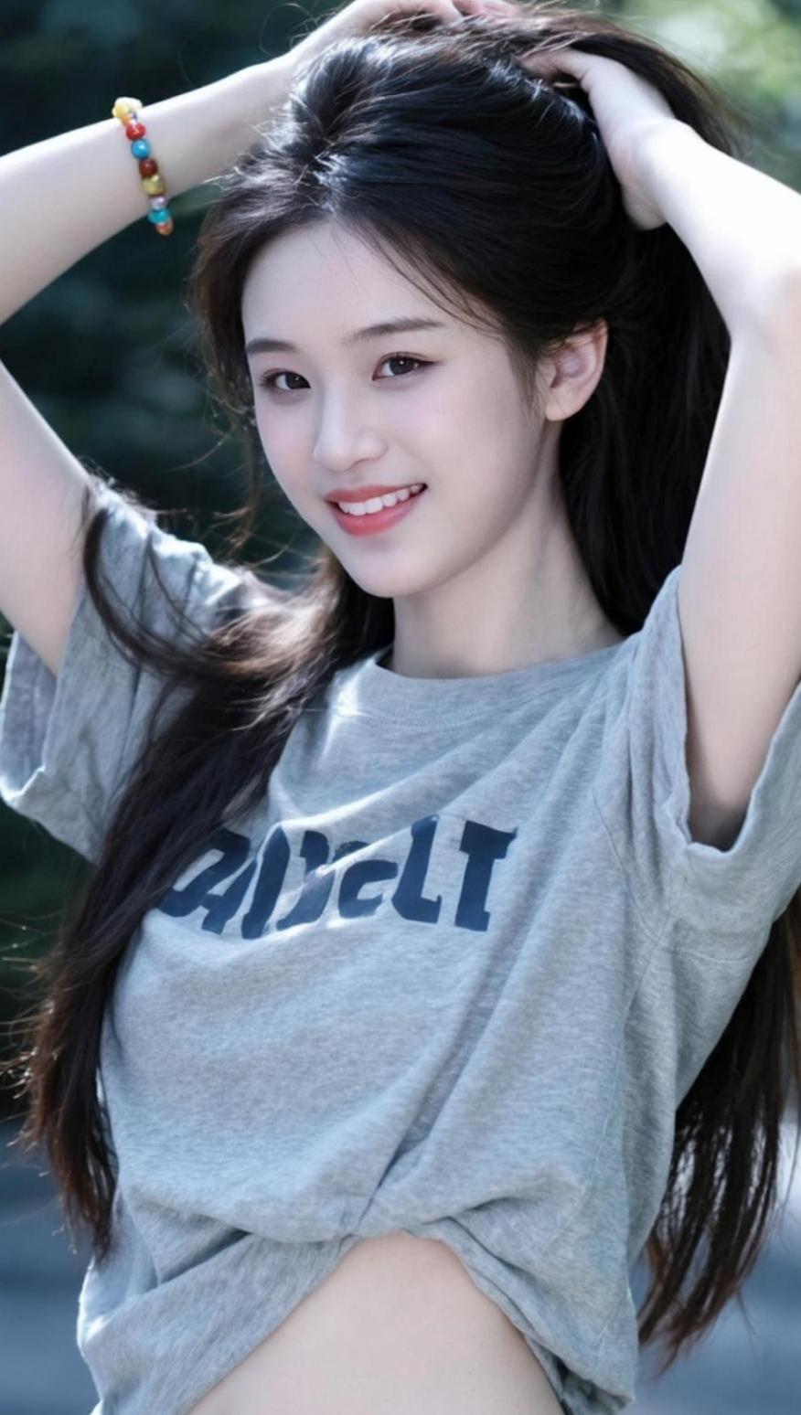 阳光透过树叶洒在她的发梢，仿佛时间在这一刻凝固。灰色的T恤上印着简单的字母，却透