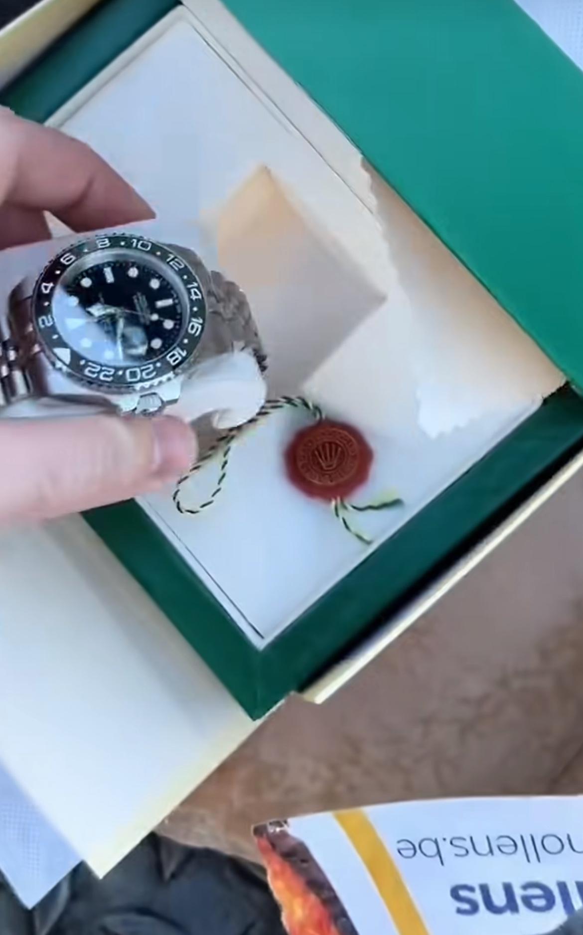 一博主在巴黎路边捡到4万多欧的劳力士，是抗议者仓皇逃跑时落下的，博主立马装好然后