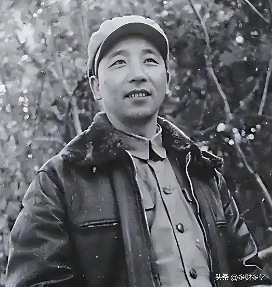 1936年，一位杀红了眼的马家将领放走百名红军，部下劝他斩草除根，他却道：留着性