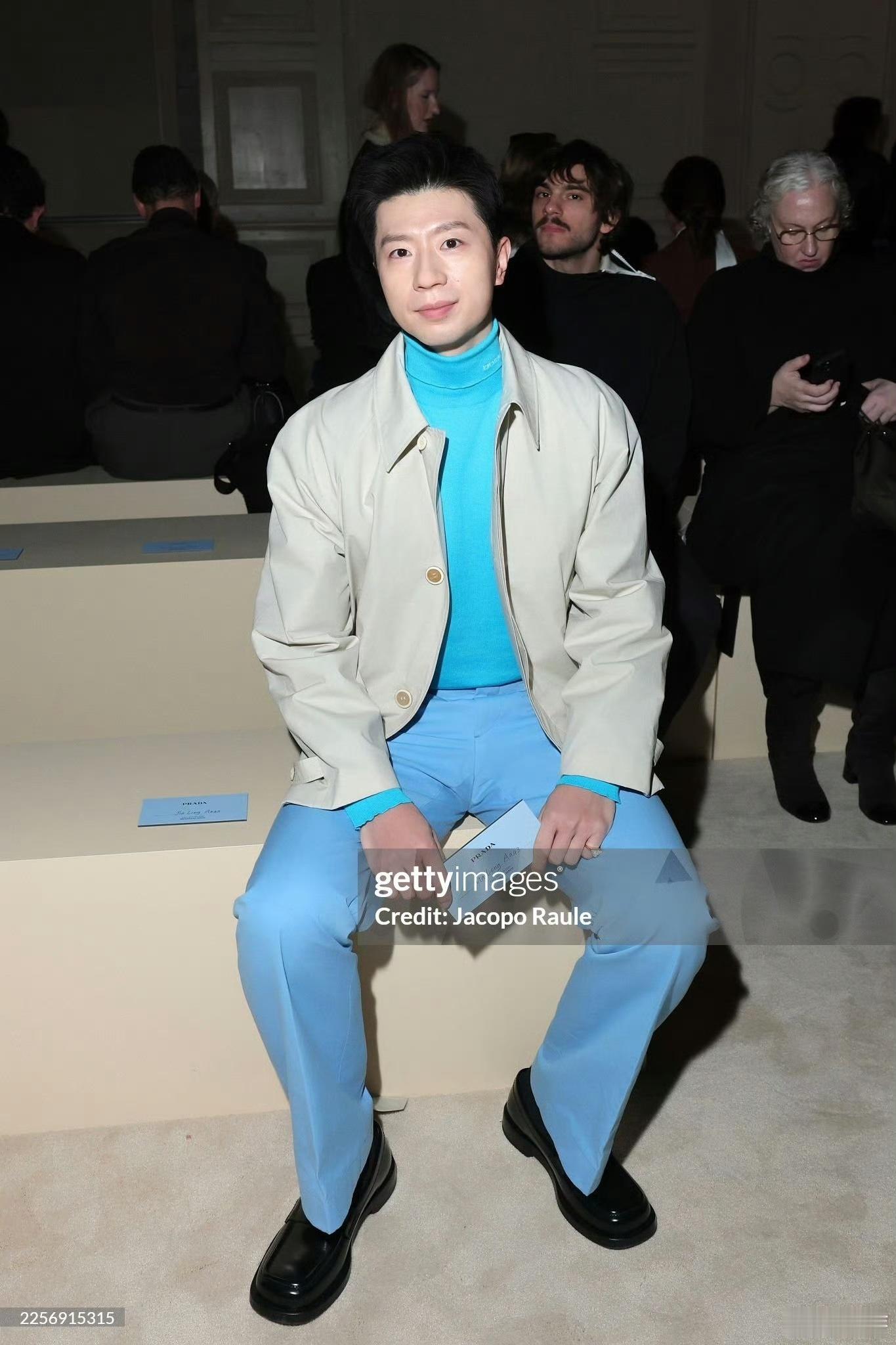 马龙谈赛场秀场差异马龙的回答也太真实了吧！赛场是挥拍驰骋的热血战场，秀场是安静端