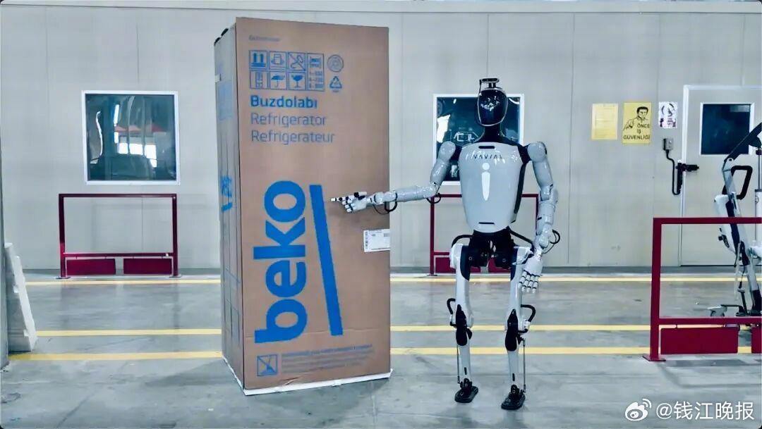 【#浙产人形机器人出海打工#】机器人稳健移动至触控屏前，高精度轻量化仿人臂流畅执