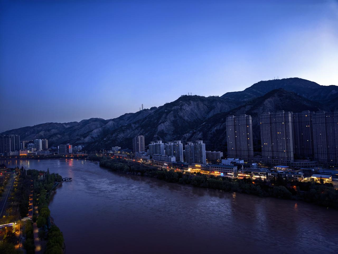 西部摄影风光 手机摄影 晓色初开染碧空，黄河如带贯金城。千楼灯火随波淡，半岸青山