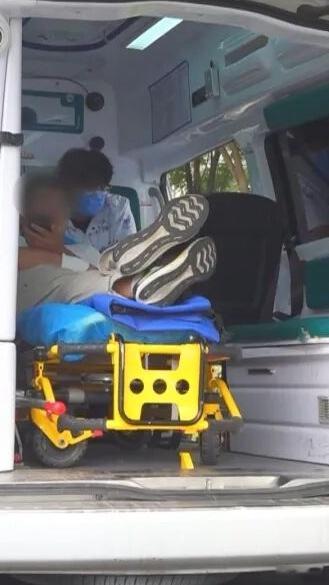 边骑车边开视频会小伙撞车受伤仍盘坐马路对接工作刷到那条新闻的时候，我先是愣了一下