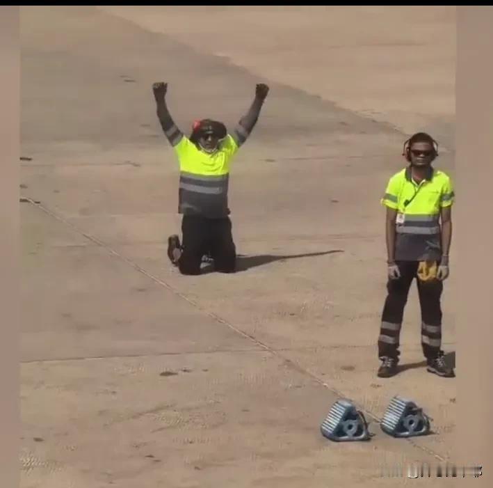 佛得角队，值得这一跪！

佛得角国家队回国后，

半个国家的人都涌到机场去了，更