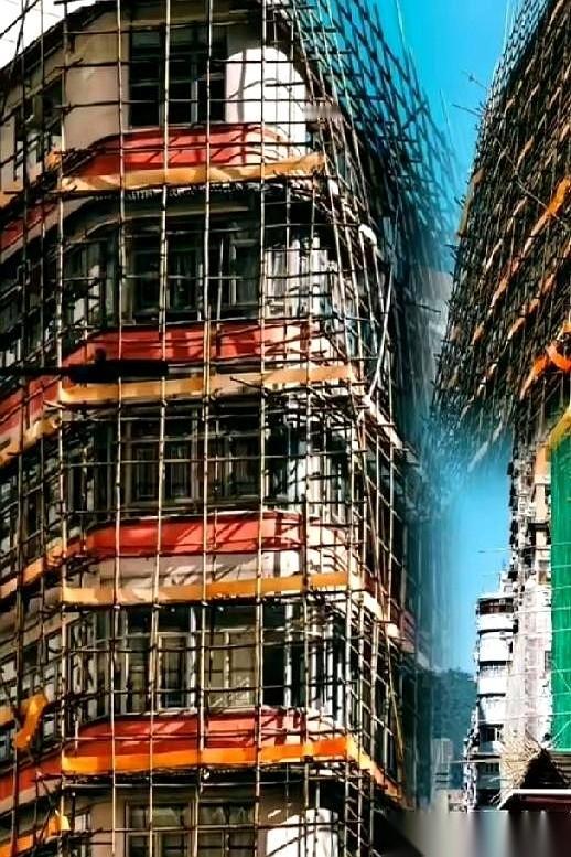 第一次在香港看到这玩意儿，我人都傻了。
密密麻麻的竹子，像巨大的、绿色的蜘蛛网，