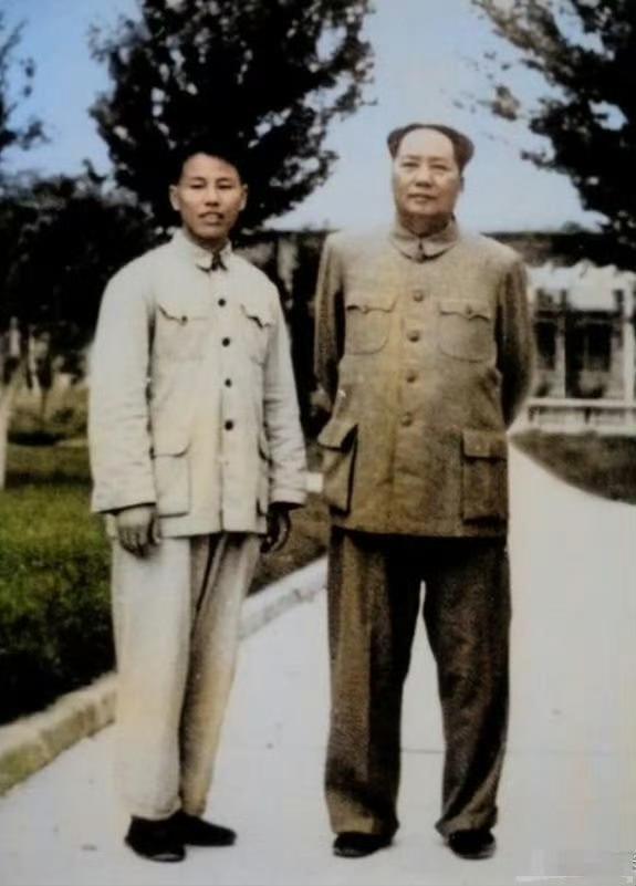 1954年，毛主席和保健医生王鹤滨在中南海留影。王鹤滨1924年生于河北，194