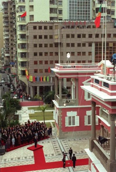 澳门之所以不闹腾，其实有个原因是葡萄牙人在离开时几乎把所有澳门人还有他们的后代都