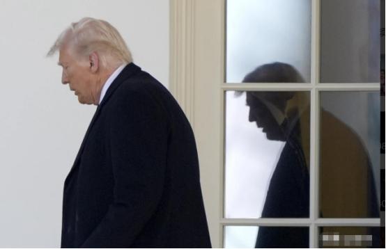 快讯！特朗普顶不住了！呼吁立即停止政府关门！
 
“煮熟的鸭子嘴硬，身子先软了”