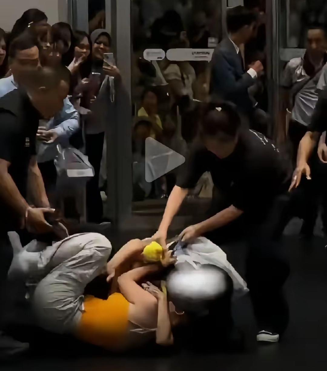 中国女粉丝跑到泰国曼谷去追星，结果因为提前占了比较好的位置，让其他本地粉丝嫉妒，